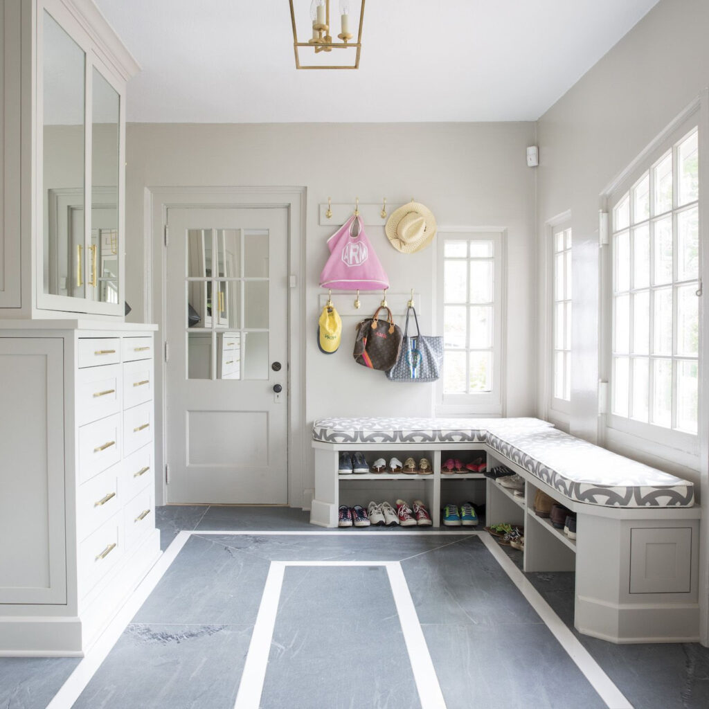 Дизайн-проєкт інтер'єру передпокою в американському стилі