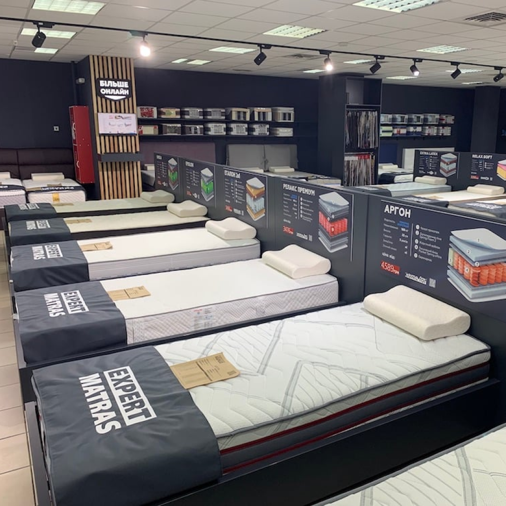 Інтер'єр виставкового залу матраців Come for