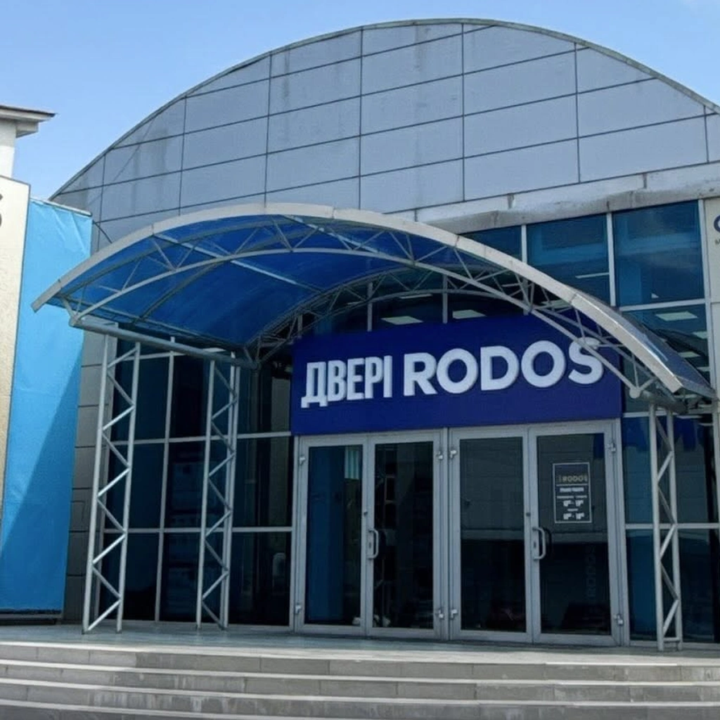 Фасад шоурума бренда RODOS