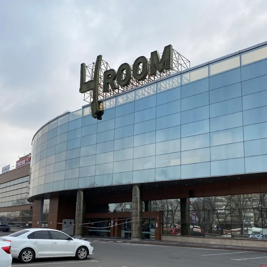 Фасад торгового центра 4room