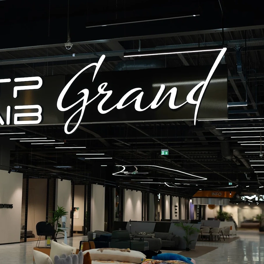 Фасад центра мебели grand