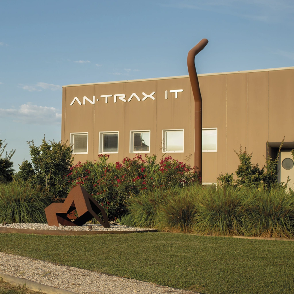 Фасад здания бренда antrax it