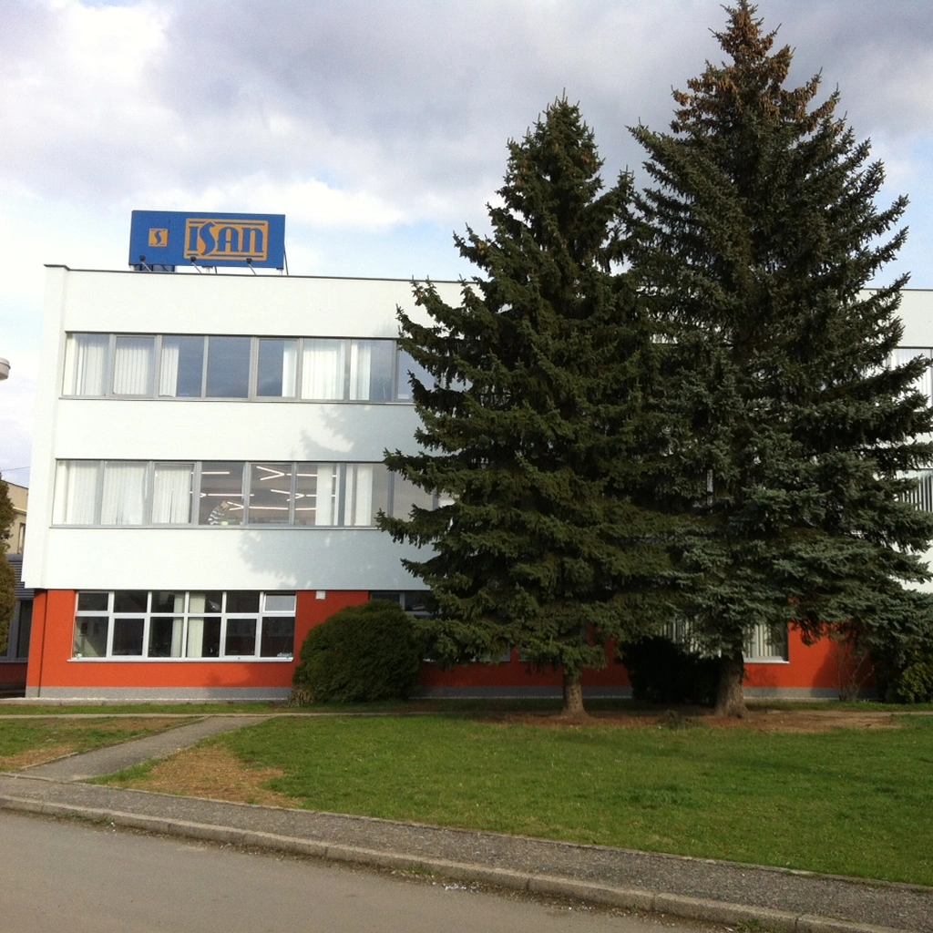 Фасад здания бренда isan