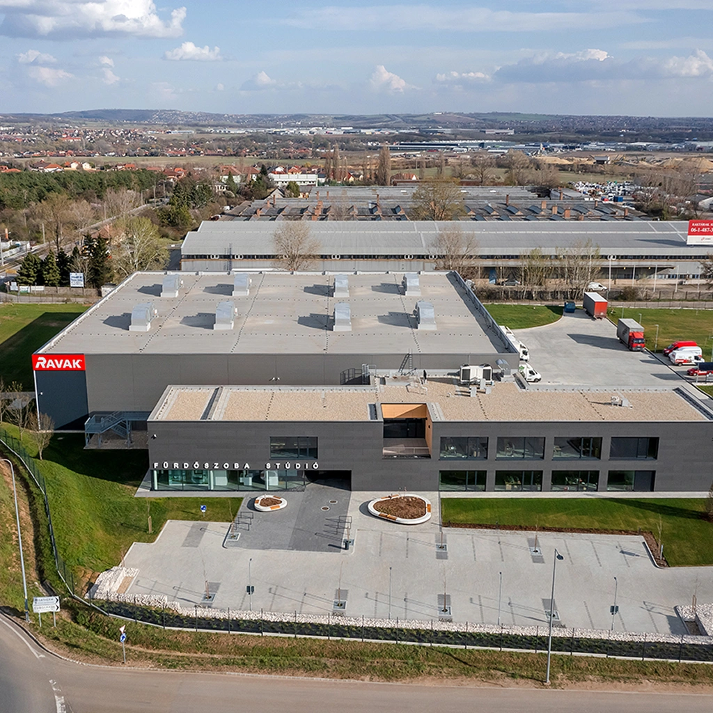 Фасад здания бренда Ravak