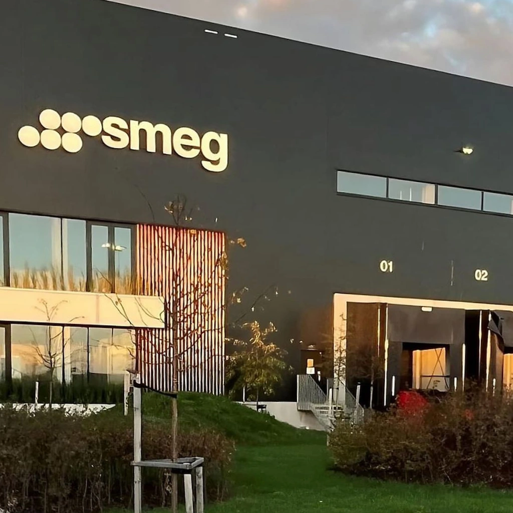 Фасад зведення бренду smeg