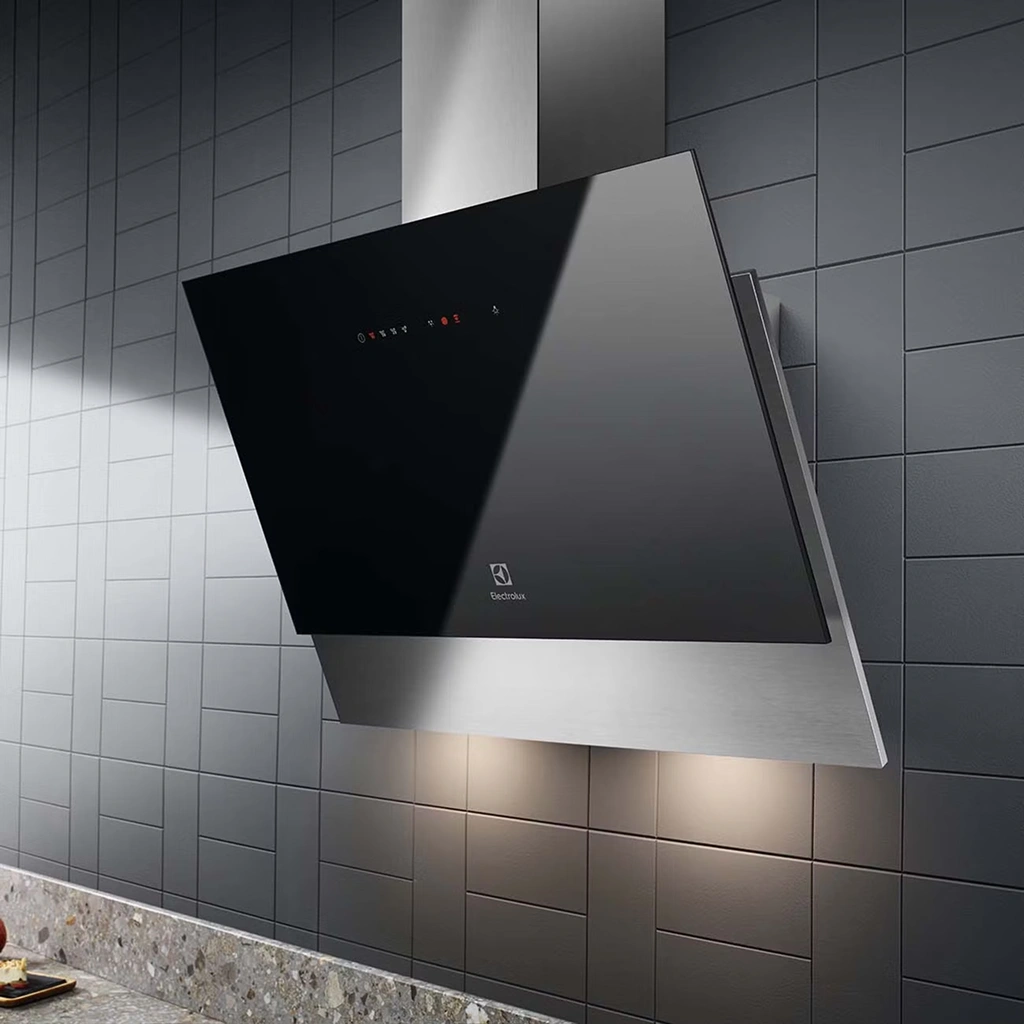 Тихая вытяжка Electrolux с мощным мотором