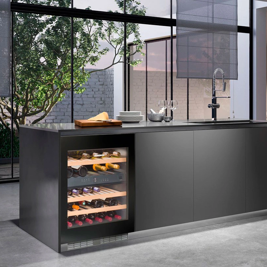 Винный шкаф Liebherr с регулировкой температуры и подсветкой