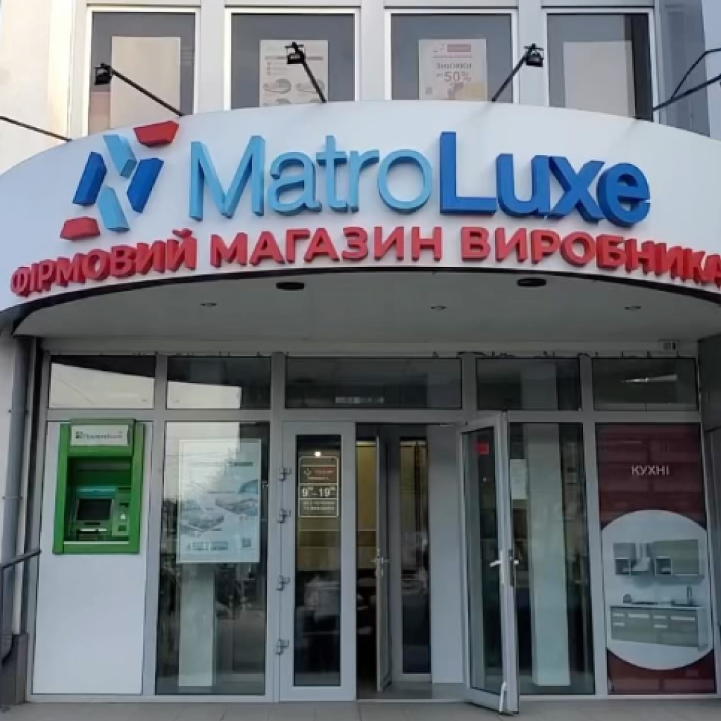 Фасад магазину матраців бренду Matroluxe