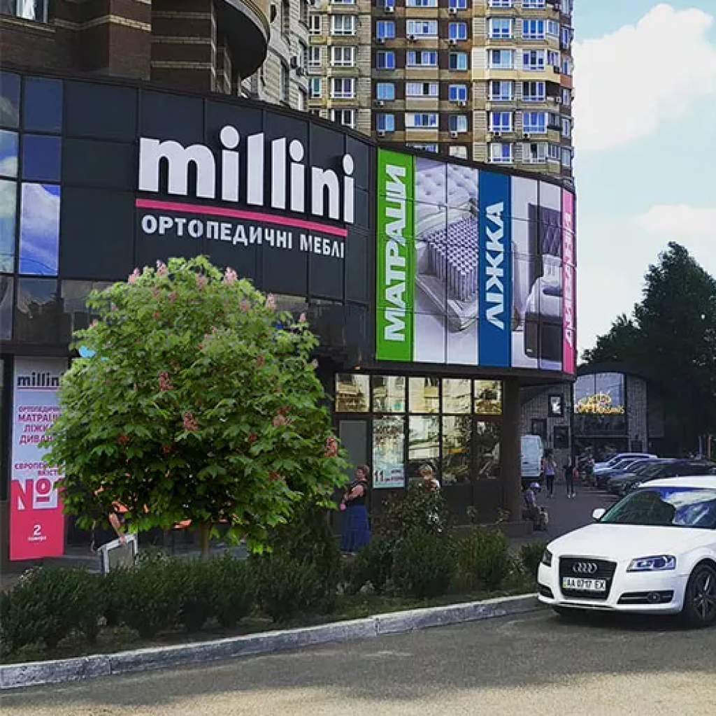 Фасад магазину матраців Millini