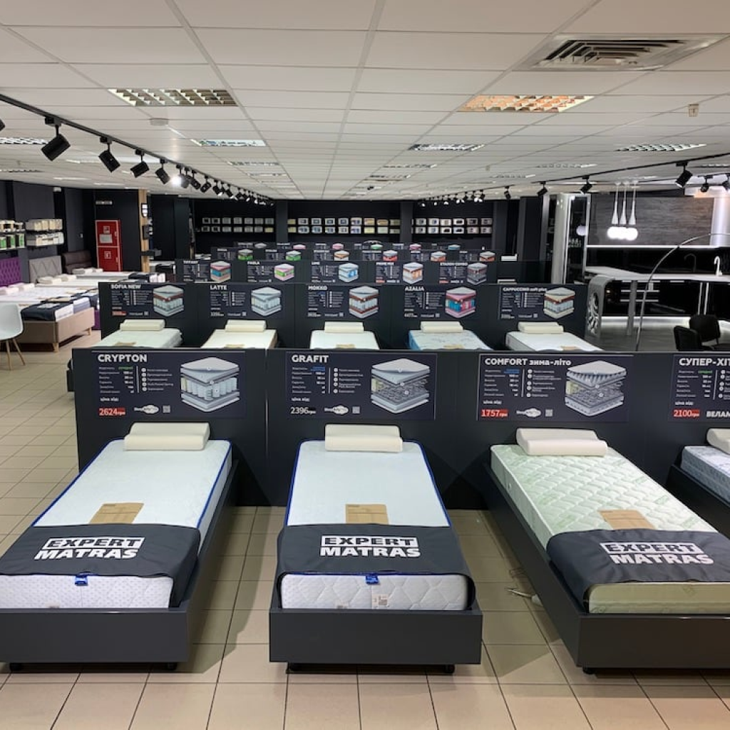 Інтер'єр виставкового залу матраців Neolux