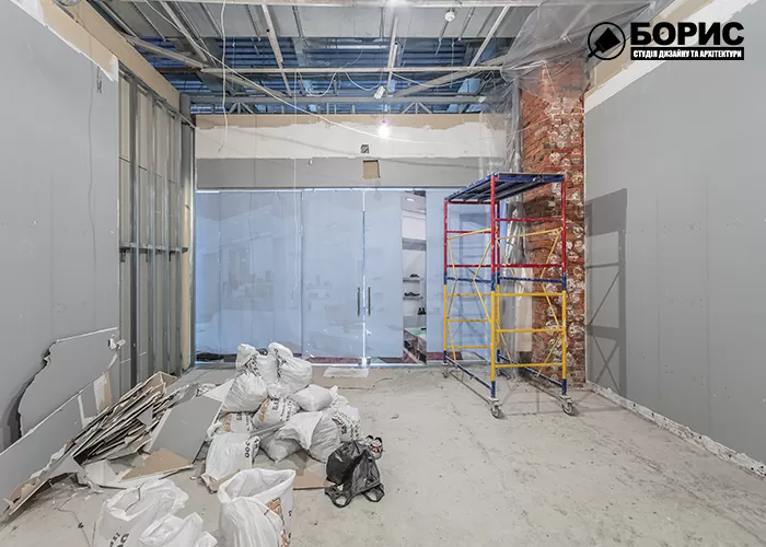 Процес ремонту магазину в торговому центрі в Харкові.