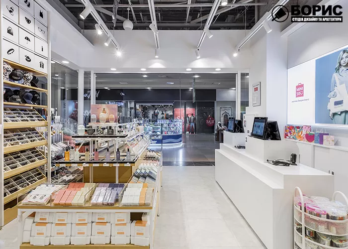 Ремонт магазину, торгового приміщення, з видом на вхід у магазин