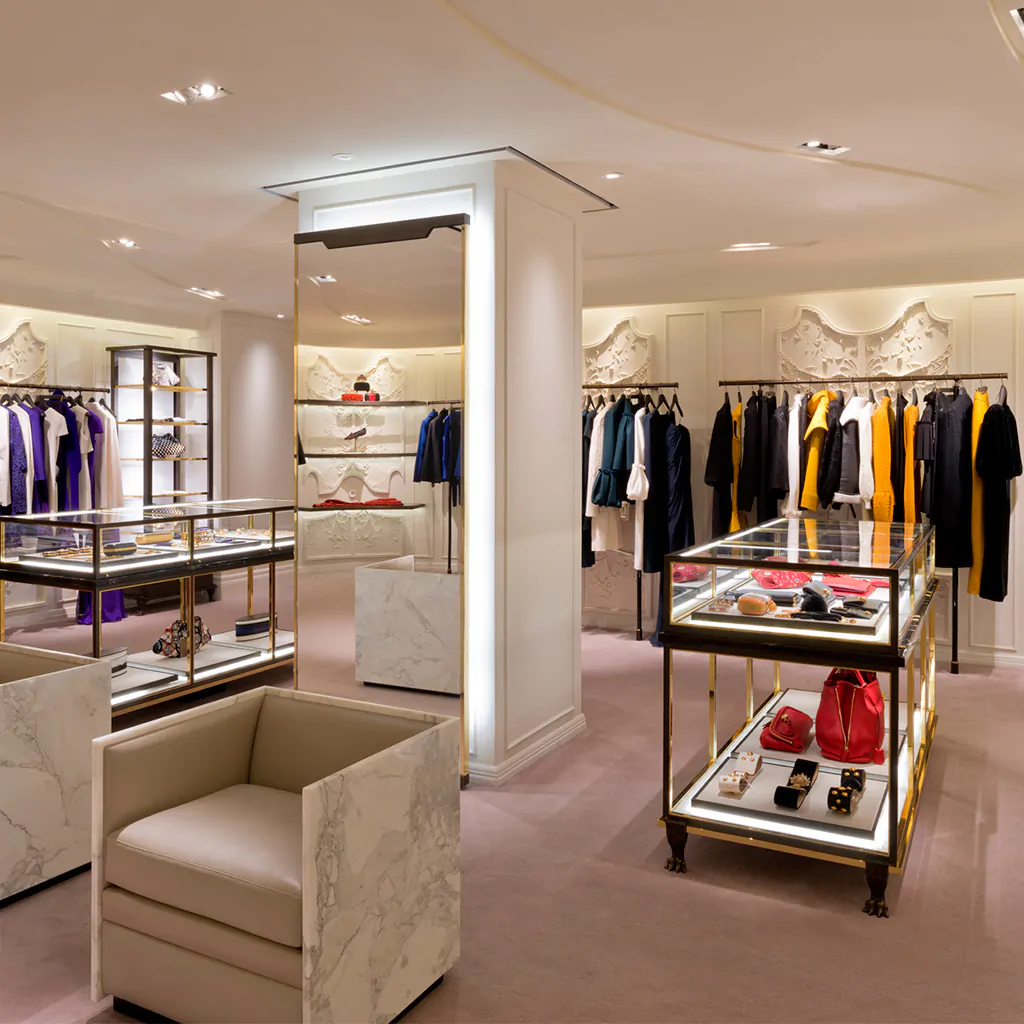 Інтер'єр магазину жіночого одягу
