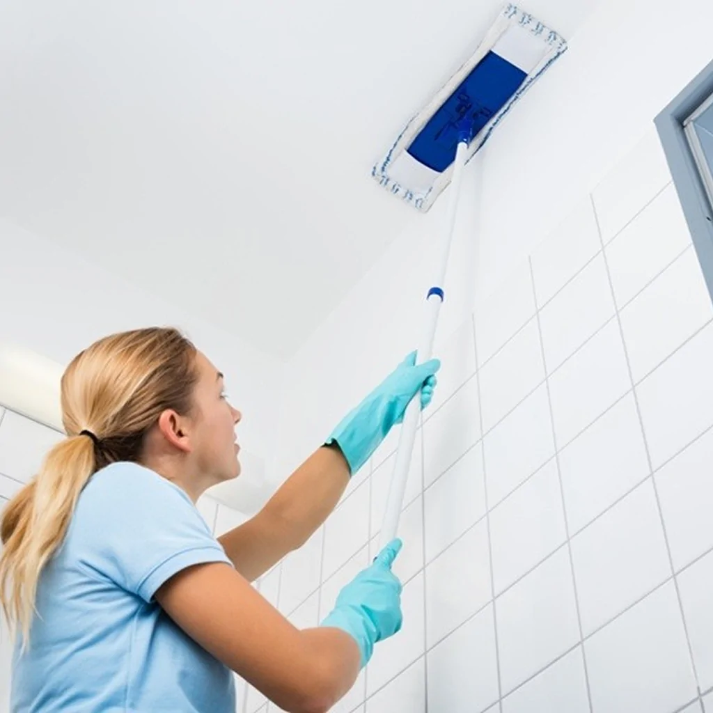 Чистка потолка от пыли в детской