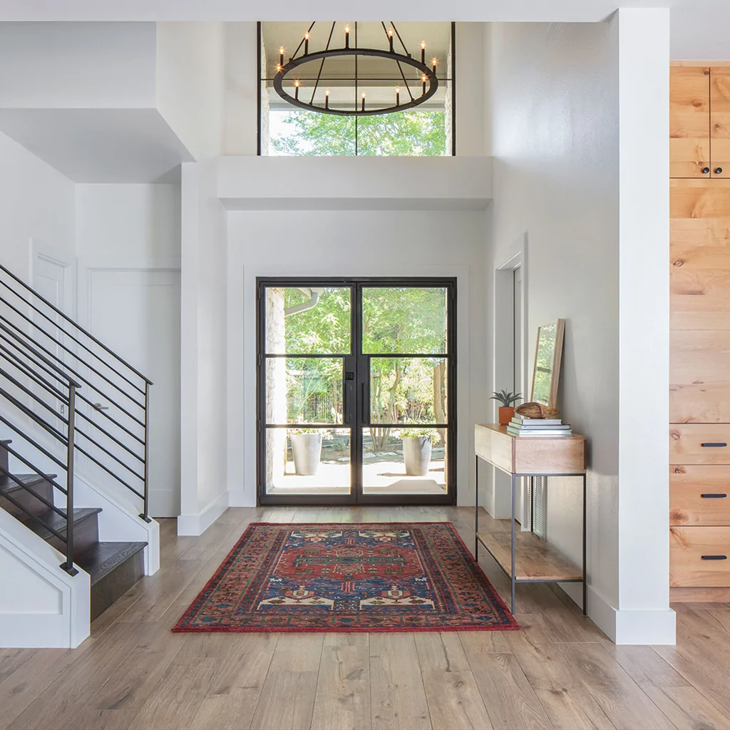 Дизайн светлой прихожей кантри