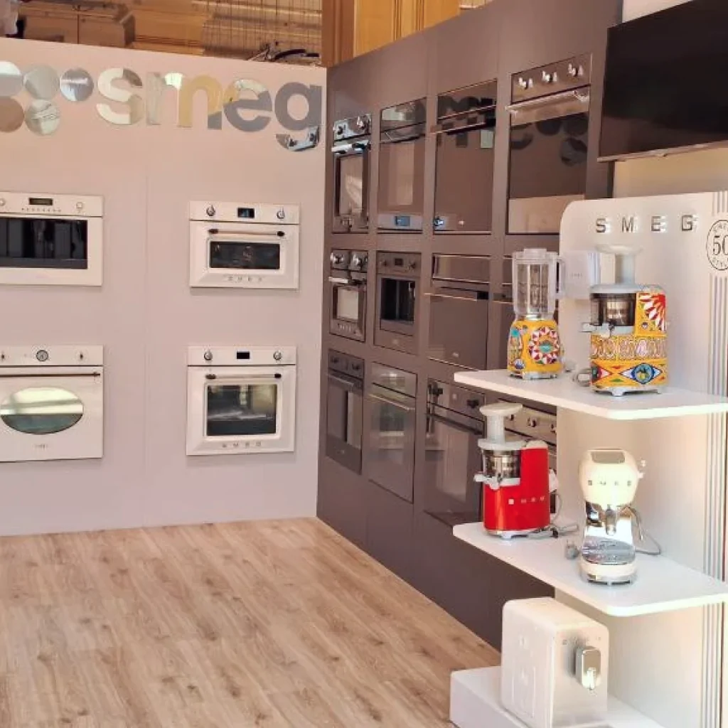 Інтер'єр шоуруму кухонних мийок бренду smeg