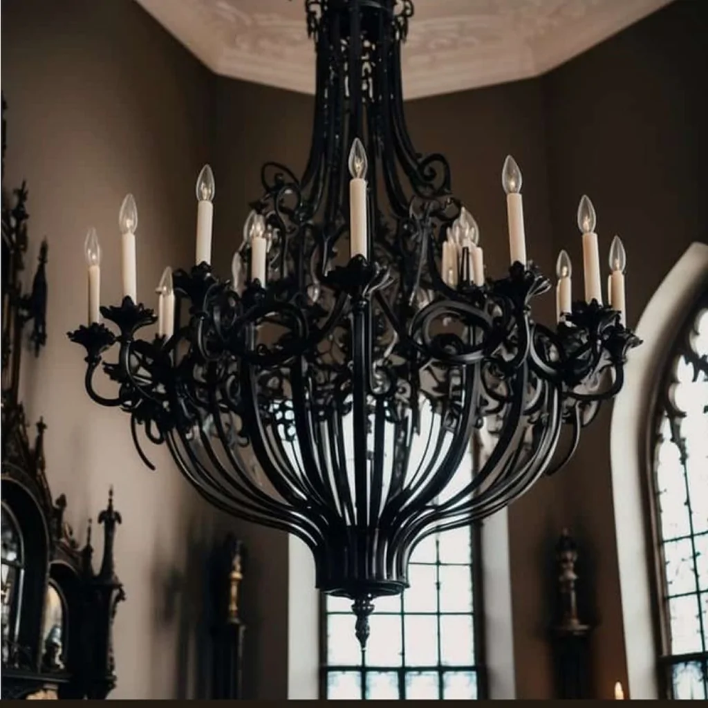 Люстра в готичному стилі