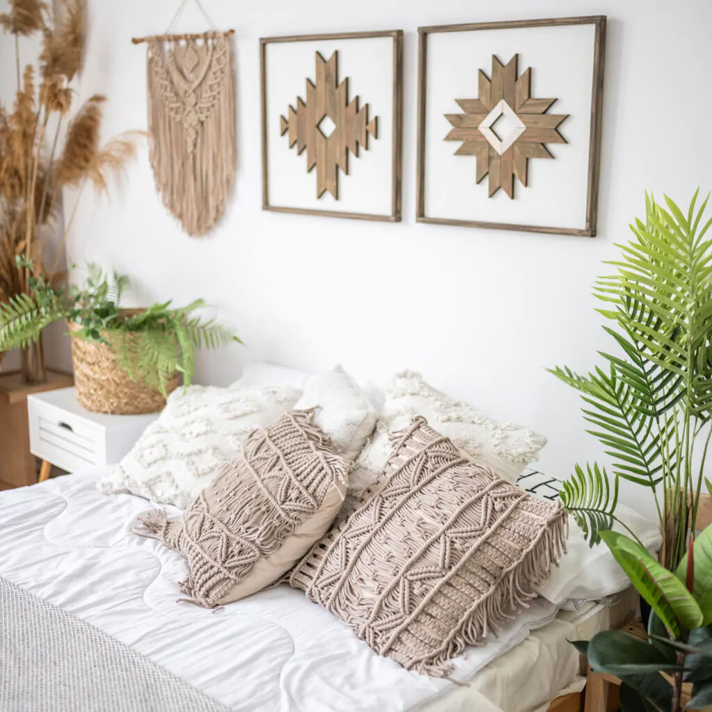 Дерево та орнаменти для дизайну інтер'єру в українському стилі