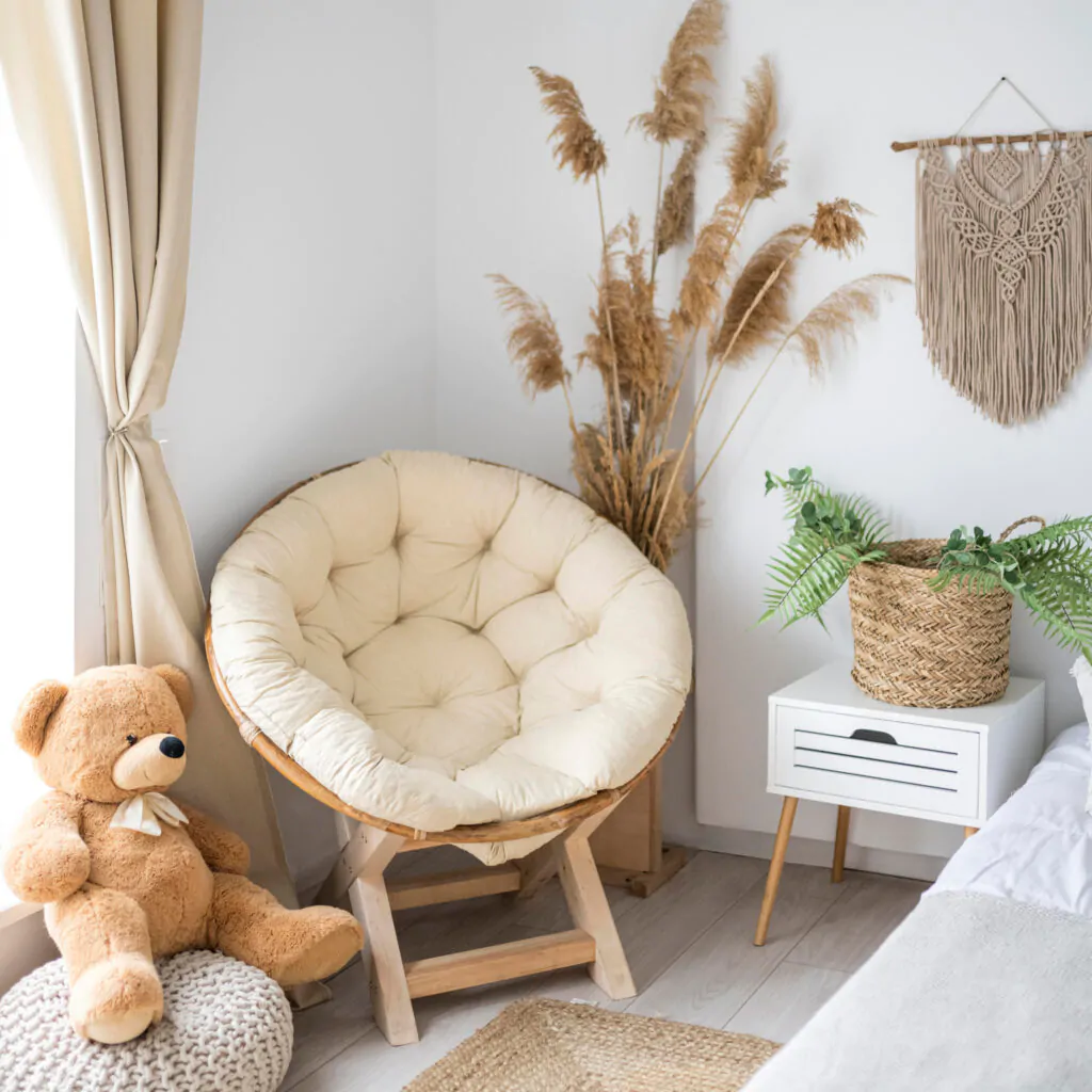 Кімната в українському пастельному дизайні інтер'єру