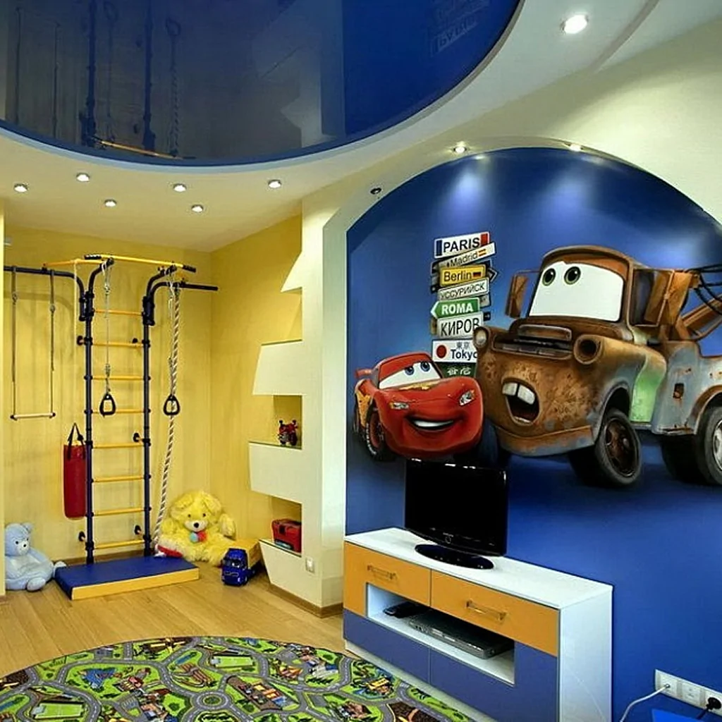 Яркий потолок для детской