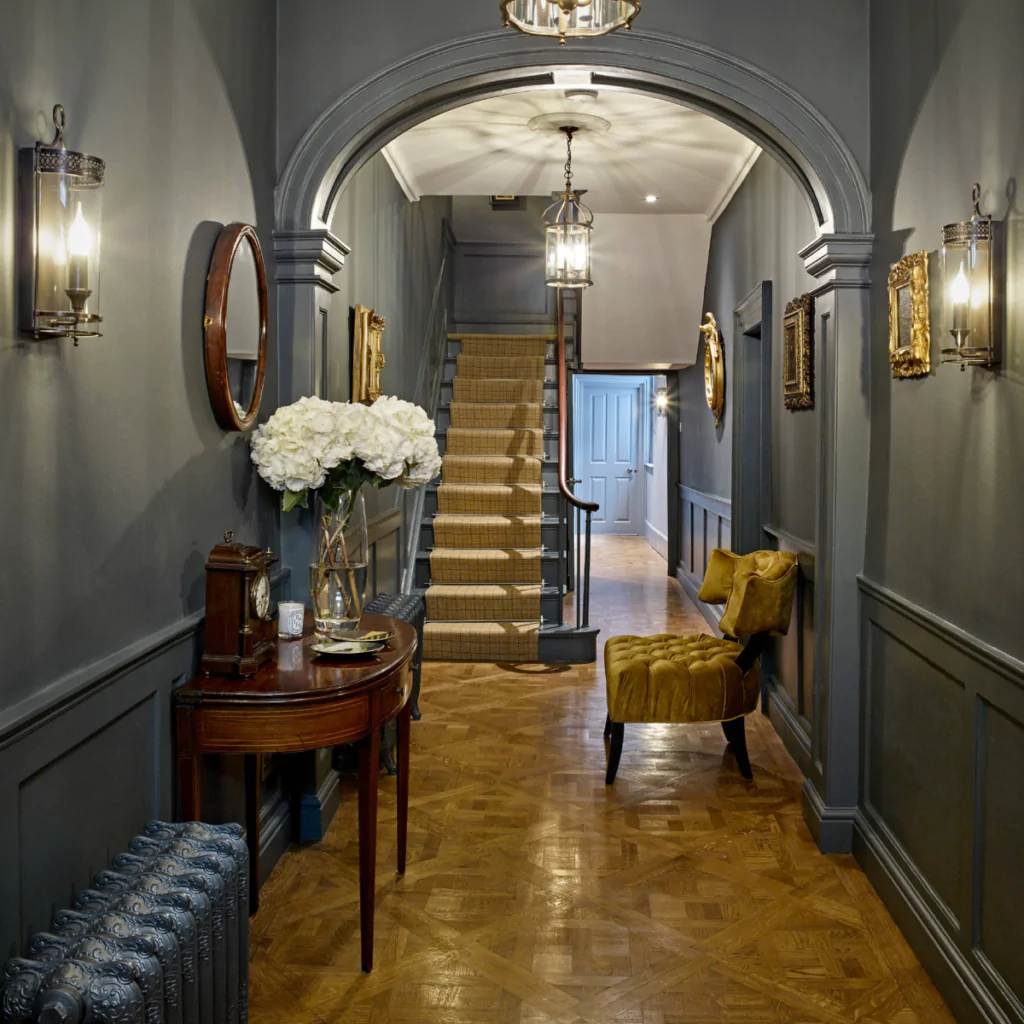 Класичний стиль в інтер'єрі передпокою