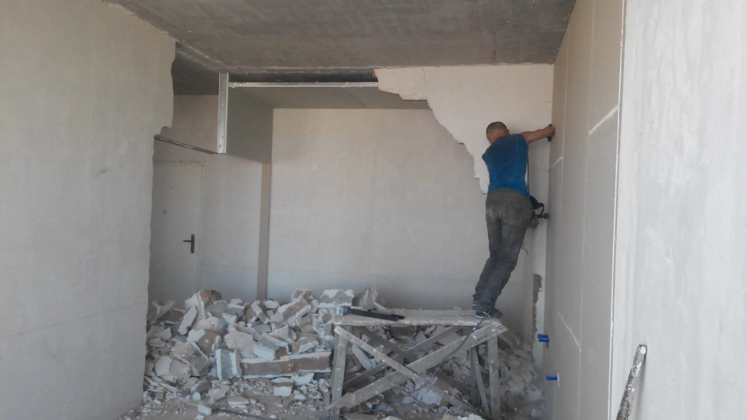 Демонтаж стен и перегородок в Киеве