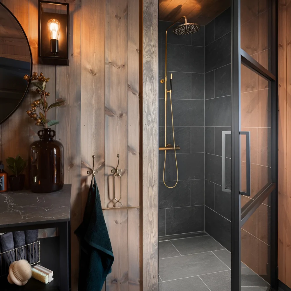 Дизайн ванної кімнати з душовою кімнатою у стилі кантрі