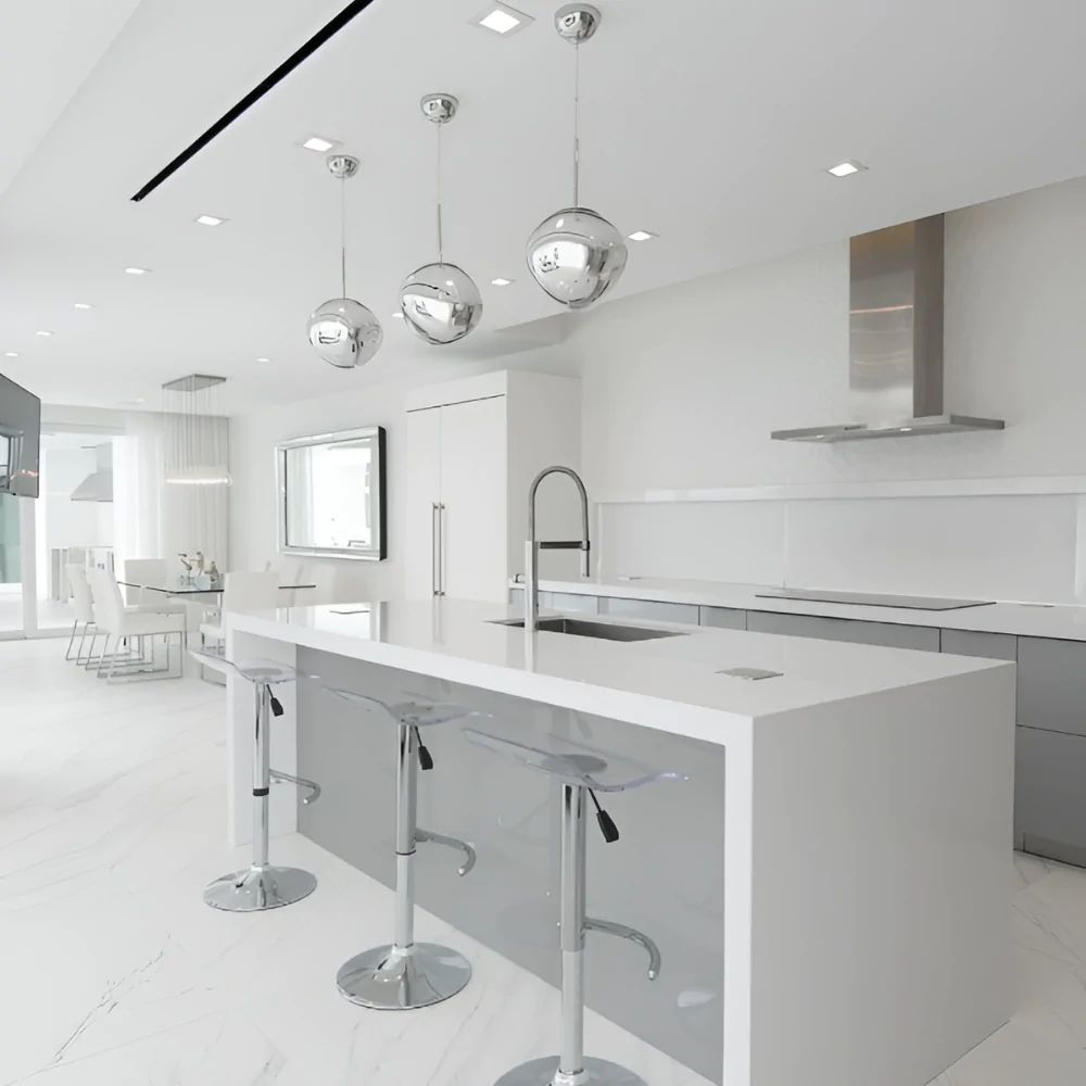 Дизайн кухні без верхнього ярусу в стилі хай-тек