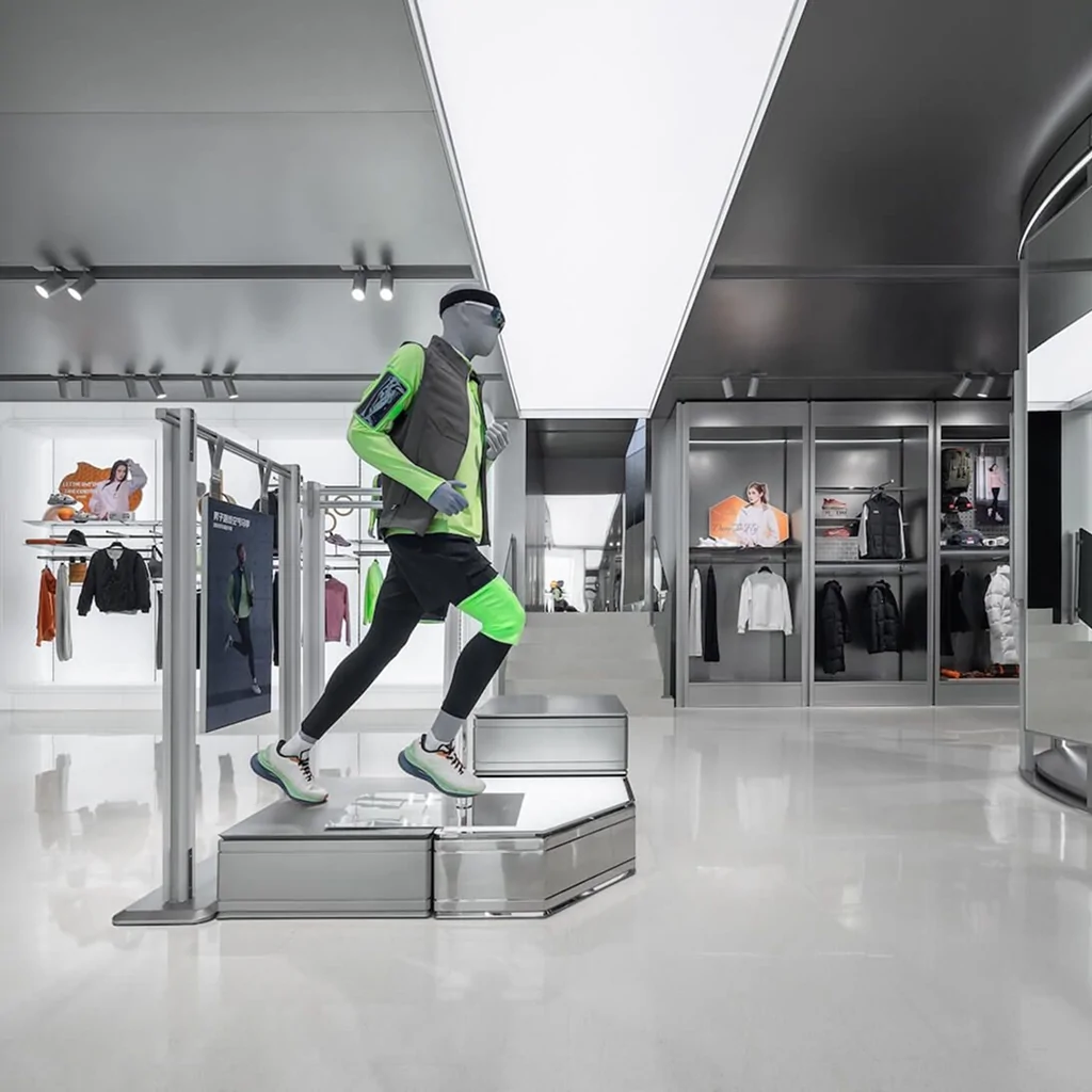 Дизайн магазину спортивного одягу в стилі хай-тек