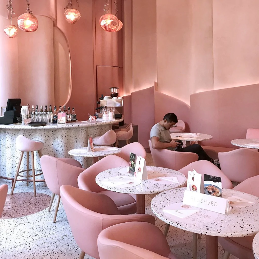 Освітлення у дизайні кафе рожевого кольору