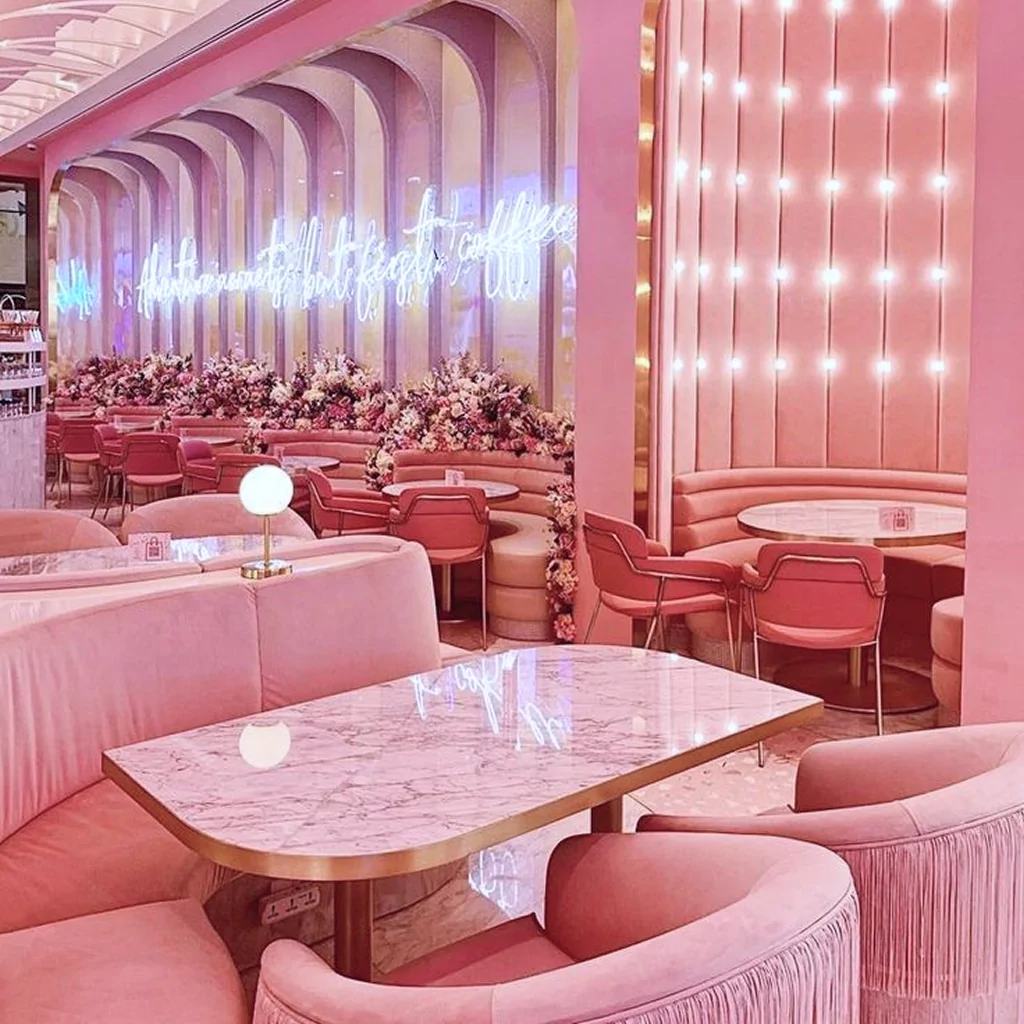 Освітлення в інтер'єрі кафе рожевого кольору