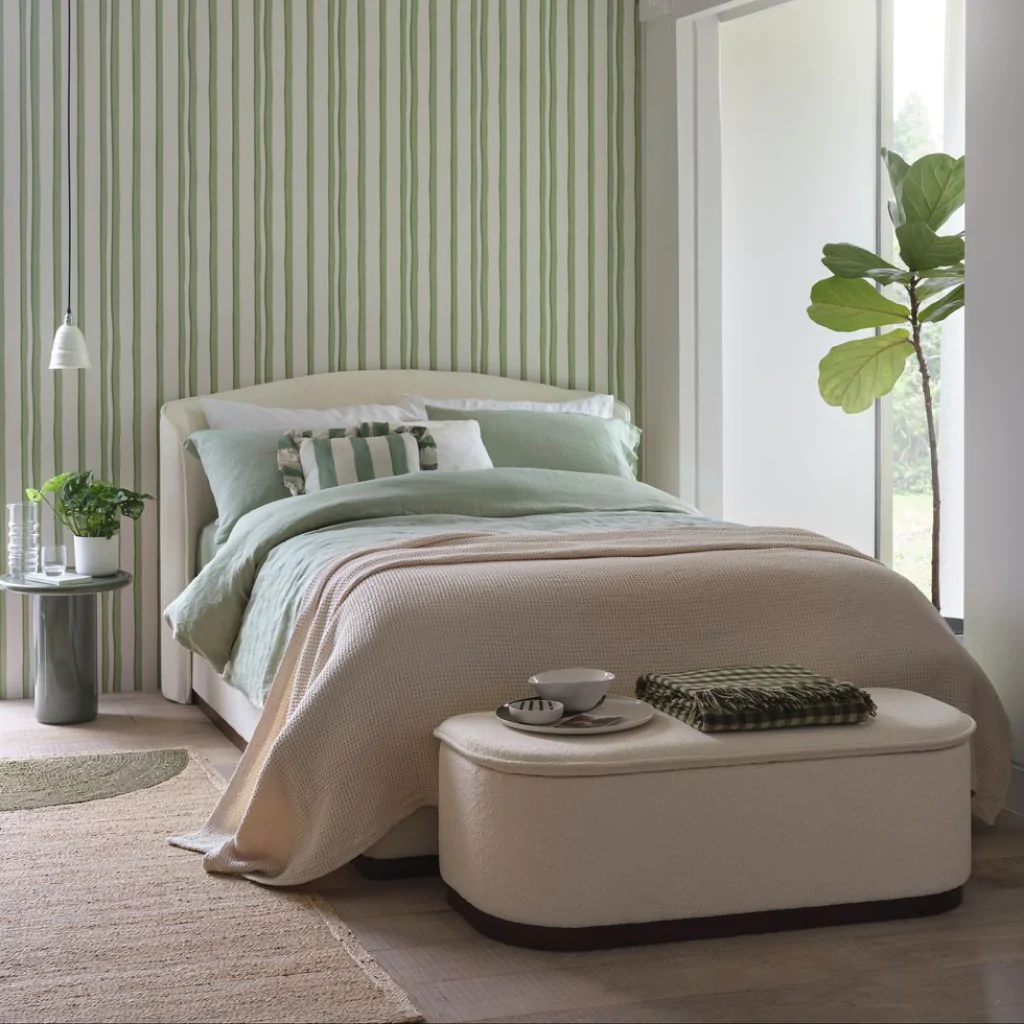 Дизайн спальни в стиле минимализм с зелеными акцентами