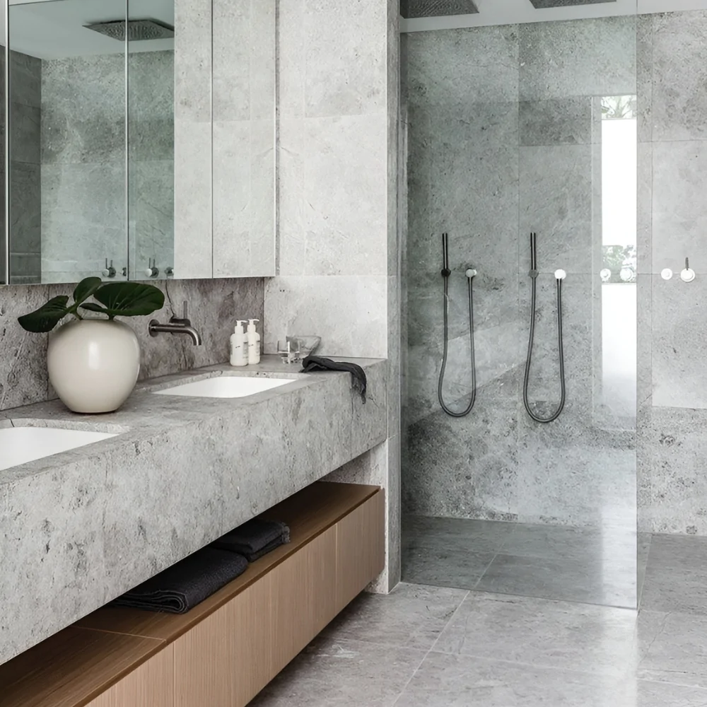 Оформлення ванної кімнати натуральним каменем з душовою кабіною