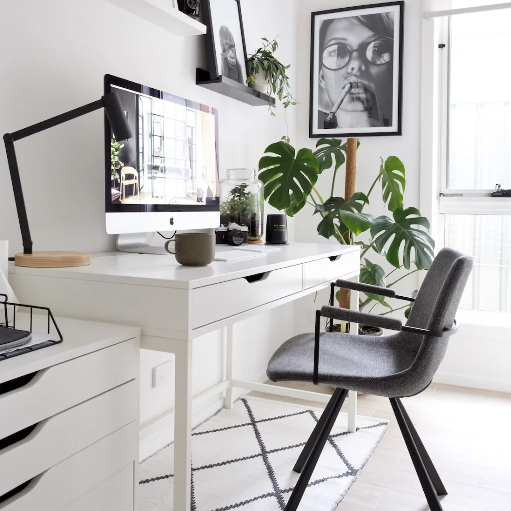 Меблі в інтер'єрі офісу у скандинавському стилі