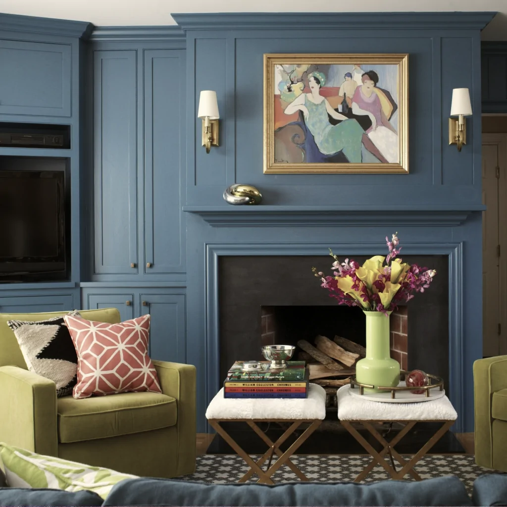 Синій інтер'єр вітальні з оливковими акцентами