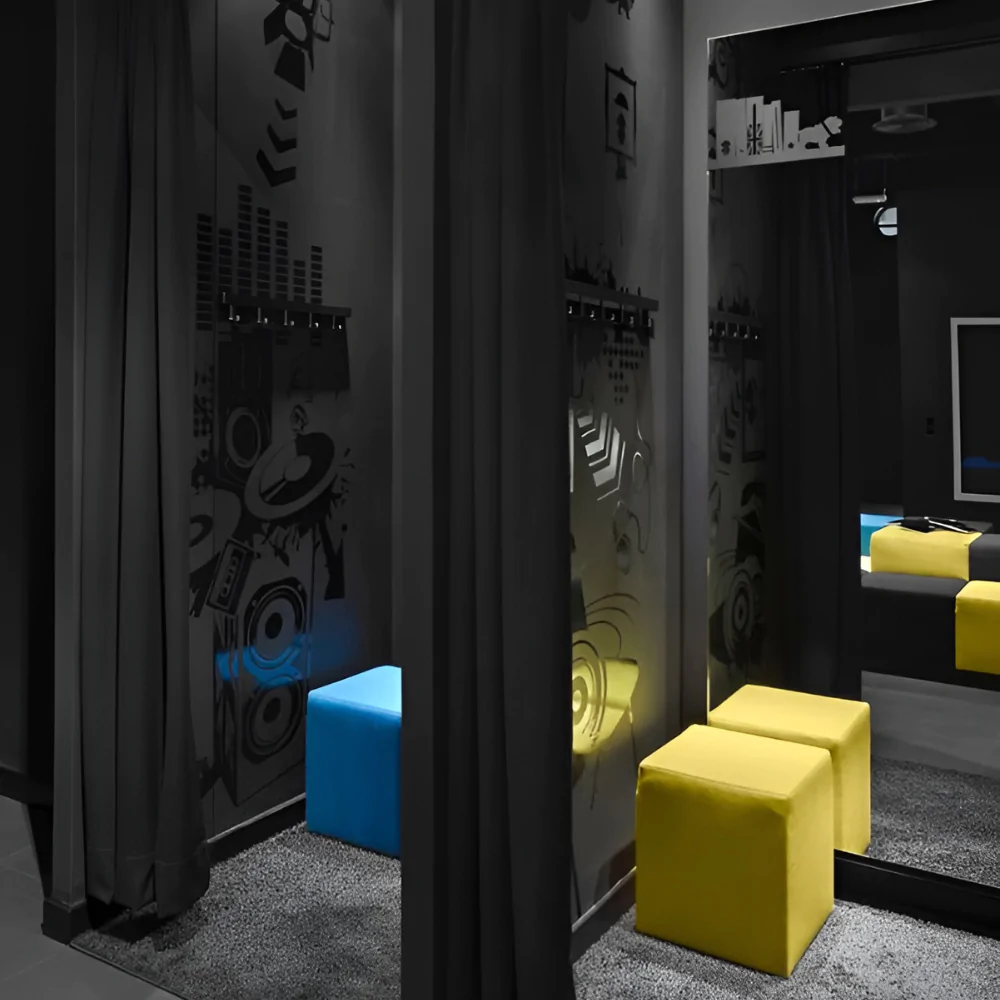 Дизайн примірювальних кабін у магазині чоловічого одягу