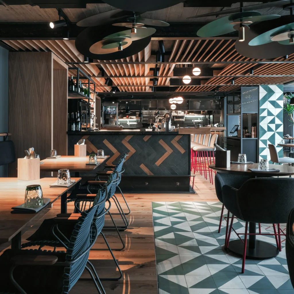 Меблі в інтер'єрі піцерії в стилі лофт