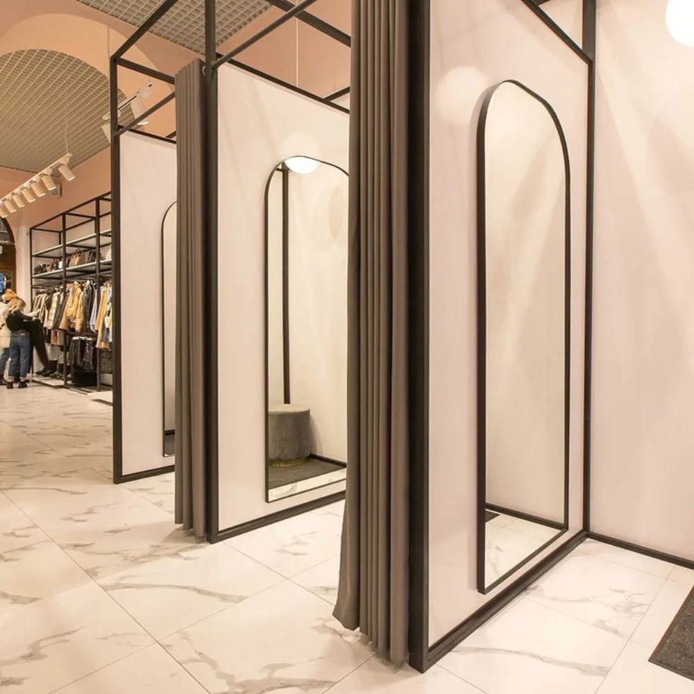 Оформлення примірювальних кабін у магазині одягу