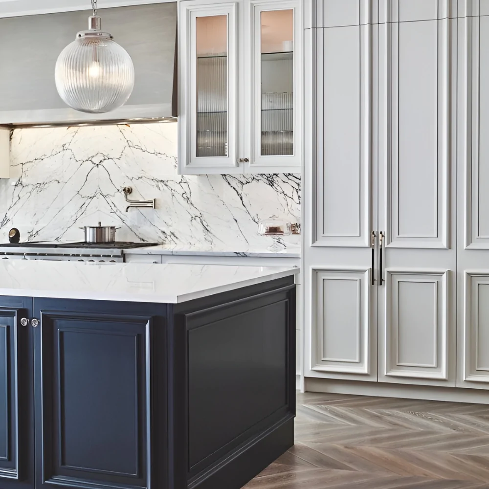 Синє-біла палітра в інтер'єрі кухні