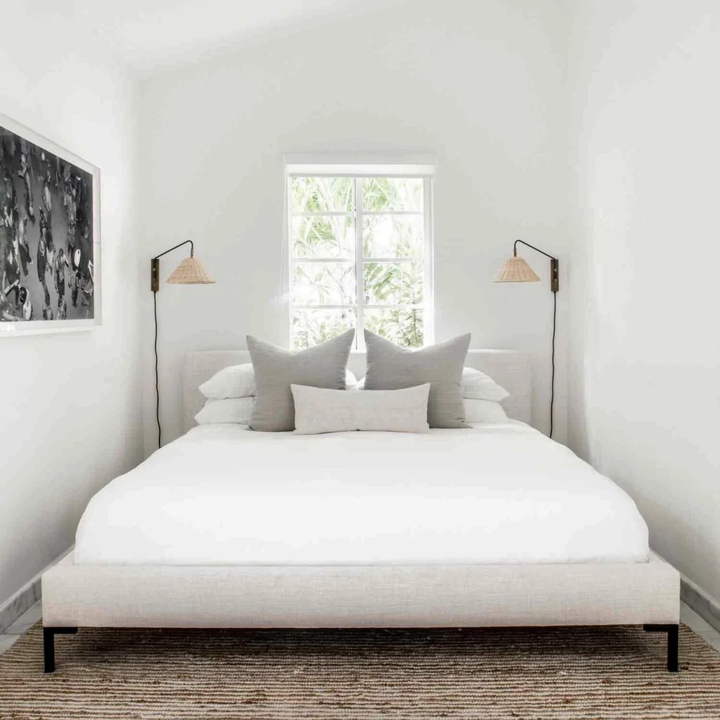 Минимализм в дизайне узкой спальни