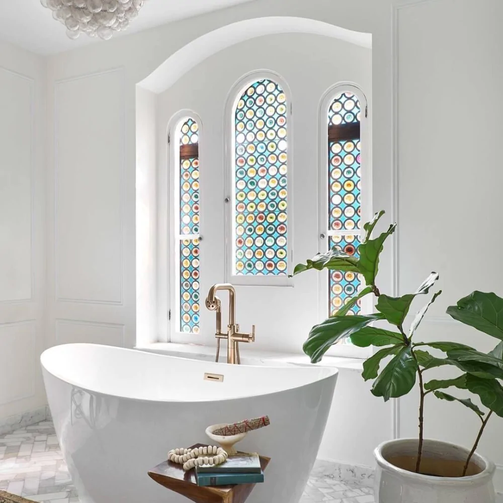 Стиль модерн в інтер'єрі ванної приватного будинку